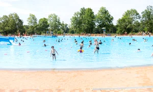 Piscina publica in Franta FOTO Shutterstock 
