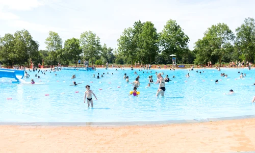 Piscina publica in Franta FOTO Shutterstock 