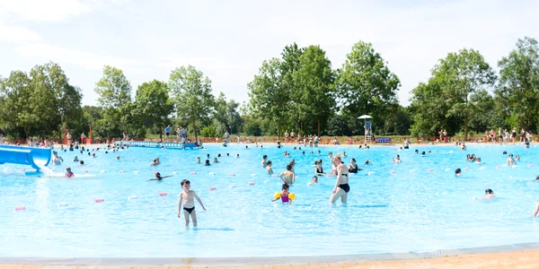Piscina publica in Franta FOTO Shutterstock