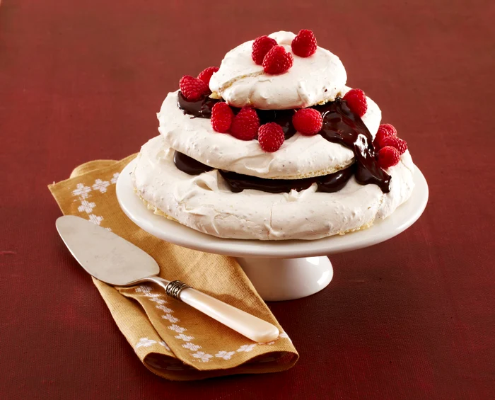 
    Tort de bezea cu cremă de ciocolată  