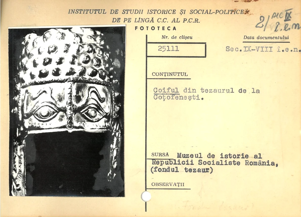 Imaginea Coifului de la Coțofenești, în Fototeca Institutului de Studii Social-Politice (© Facebook / Arhivele Naționale ale României)