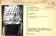 Imaginea Coifului de la Coțofenești, în Fototeca Institutului de Studii Social-Politice (© Facebook / Arhivele Naționale ale României)