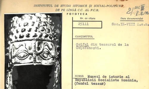 Imaginea Coifului de la Coțofenești, în Fototeca Institutului de Studii Social-Politice (© Facebook / Arhivele Naționale ale României)