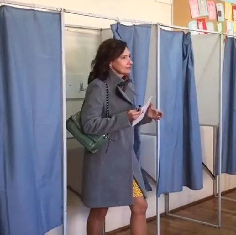 2 carmen iohannis vot mini 1 jpg jpeg