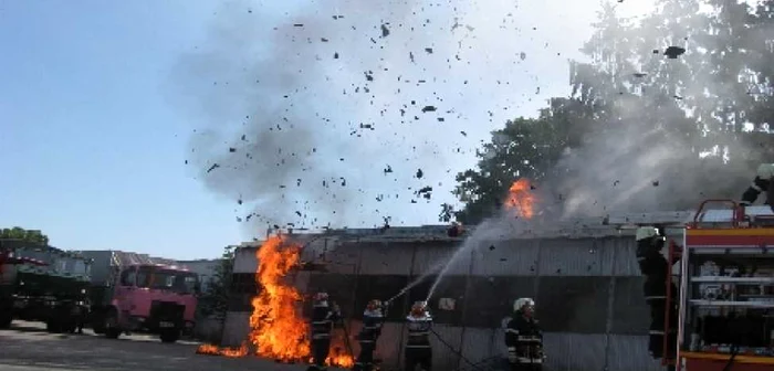 Pompierii au luptat mai bine de patru ore cu flăcările foto Arhivă