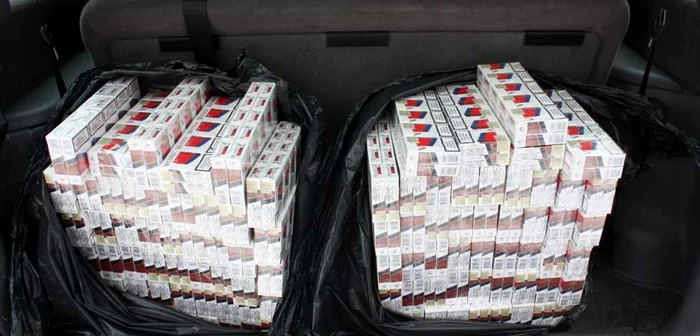 În timpul acţiunii au fost găsite 8340 de pachete de ţigări de contrabandă, în valoare de peste 75.000 de lei