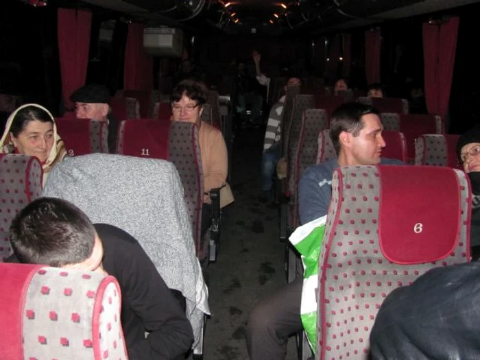 Peste 100 de persoane au rămas blocate în autocarele de la Veștem