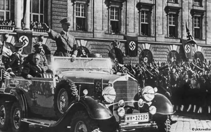 Adevăratul "Anschluss" (în ghilimele) - intrarea lui Hitler în Viena la anexarea Austriei, în 1938