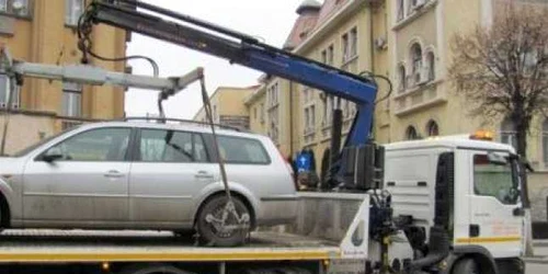Poliţiştii locali continuă ridicarea maşinilor parcate ilegal 