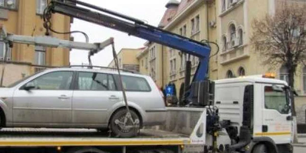 Poliţiştii locali continuă ridicarea maşinilor parcate ilegal