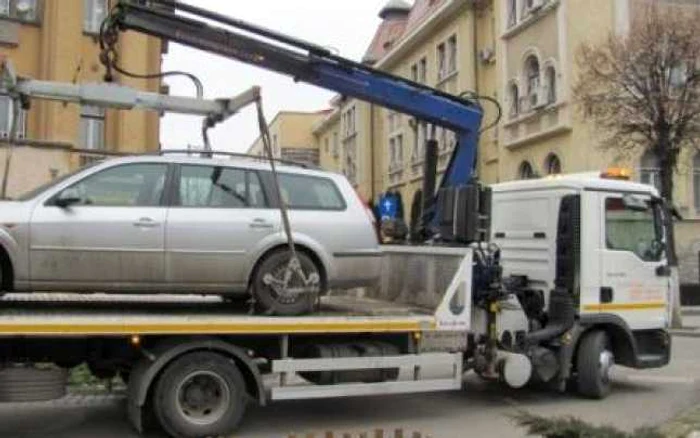 Poliţiştii locali continuă ridicarea maşinilor parcate ilegal