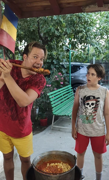 Dan Helciug e ajutat de copii să facă delicioasa zacuscăfoto: arhivă personală