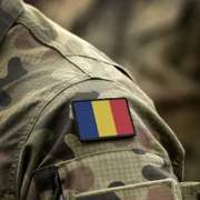 armata romana soldat militar roman steag drapel romania shutterstock 1857831076 jpg