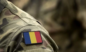 armata romana soldat militar roman steag drapel romania shutterstock 1857831076 jpg