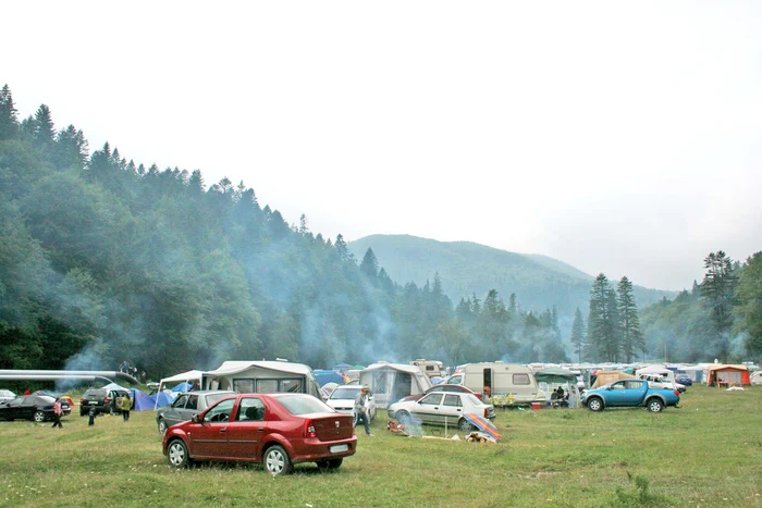 Nici nu a venit bine căldura că peste 100 de rulote s-au şi instalat pe pajiştea de lângă Buşteni