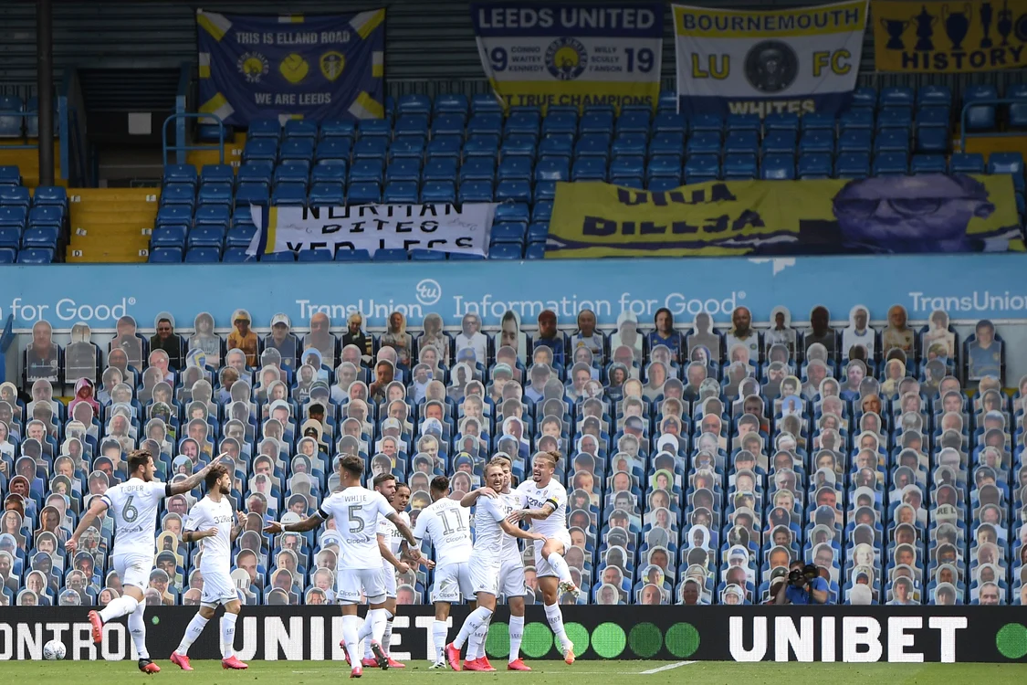 Fotbaliștii lui Leeds United se bucură în fața fanilor de carton Foto: Guliver / GettyImages