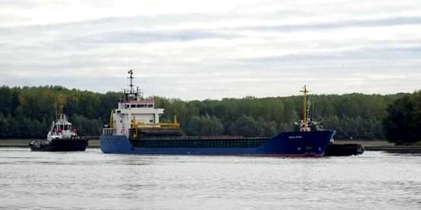 Nava eşuată în apropiere de Brăila FOTO Obiectiv Vocea Brăilei