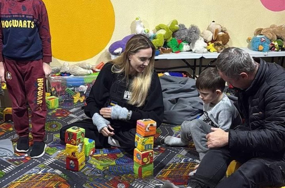 Angelina Jolie a ajuns din nou în Ucraina. Actrița a vizitat un spital pentru copii și o maternitate din Herson