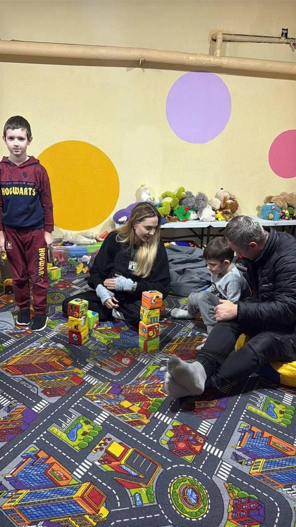 Angelina Jolie a ajuns din nou în Ucraina. Actrița a vizitat un spital pentru copii și o maternitate din Herson