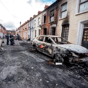 Mașini și case distruse de incendiu în zona Templemore din Belfast FOTO Profimedia