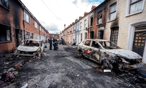 Mașini și case distruse de incendiu în zona Templemore din Belfast FOTO Profimedia