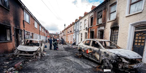Mașini și case distruse de incendiu în zona Templemore din Belfast FOTO Profimedia