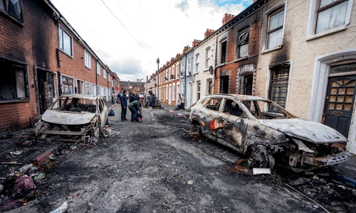Mașini și case distruse de incendiu în zona Templemore din Belfast FOTO Profimedia