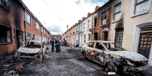 Mașini și case distruse de incendiu în zona Templemore din Belfast FOTO Profimedia