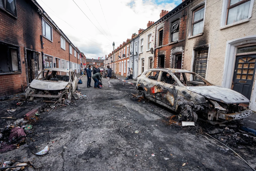 Români prinși în violențele din Belfast: 41 de cetățeni, sprijiniți de MAE pentru a reveni în țară. Oana Țoiu: „Asigurarea securității a fost prioritatea principală”