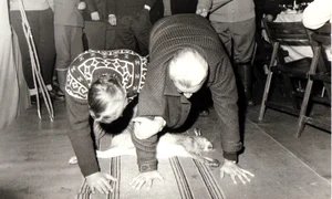 Uneori, ca în această imagine din ianuarie 1969, botezul vânătoresc era aplicat de Ceaușescu chiar și pe fundurile a doi ambasadori simultan jpeg
