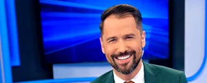 Alex Constantin prezintă Știrile de dimineață la România Tv foto: arhiva personală