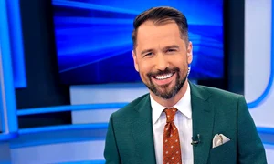 Alex Constantin prezintă Știrile de dimineață la România Tv foto: arhiva personală 