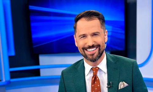 Alex Constantin prezintă Știrile de dimineață la România Tv foto: arhiva personală 