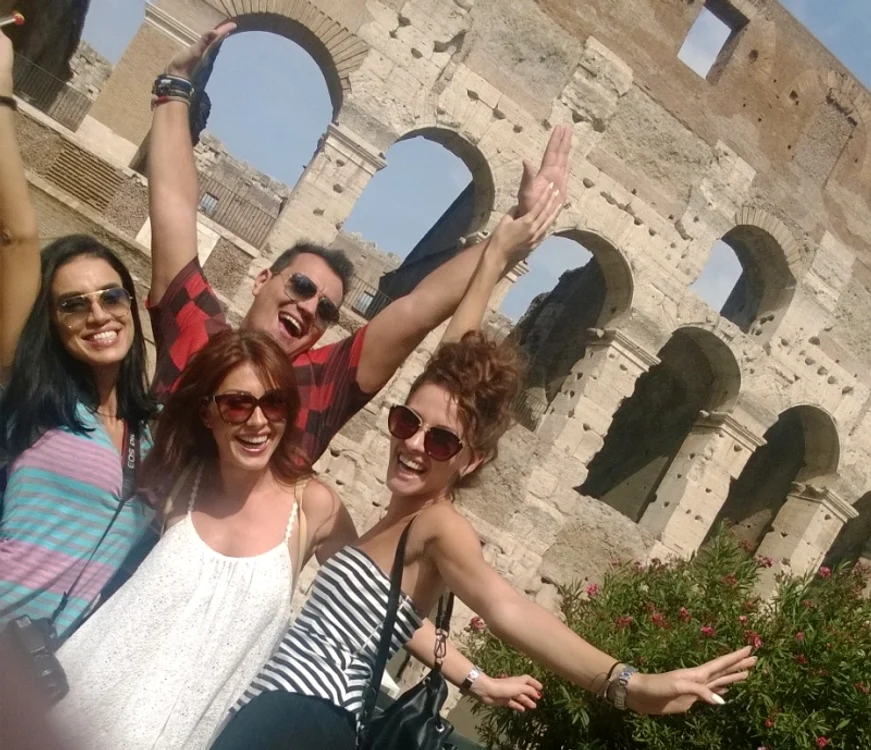 Ilinca Vandici (29 de ani), Ana-Maria Barnoschi (23 de ani), Adelina Pestrițu (28 de ani) și Bursucu și-au făcut selfie la Colosseum