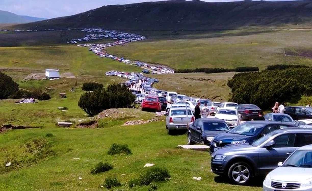 Turiștii au luat cu asalt  rezervațiile naturale, precum  Platoul Bucegilor și plajele  virgine de la Vadu și Corbu