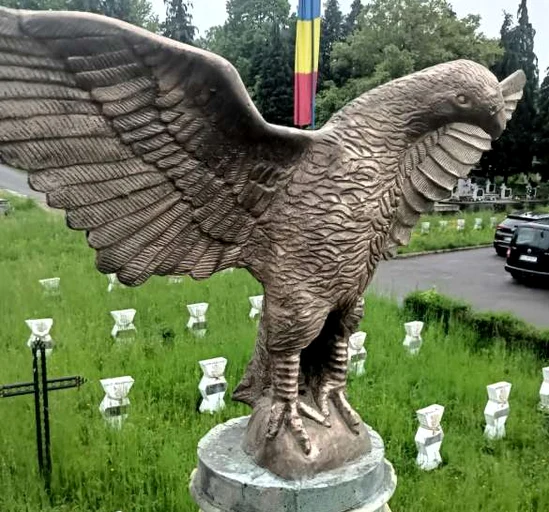 Hoții au dat jos statueta de 100 de kilograme. FOTO Agerpres