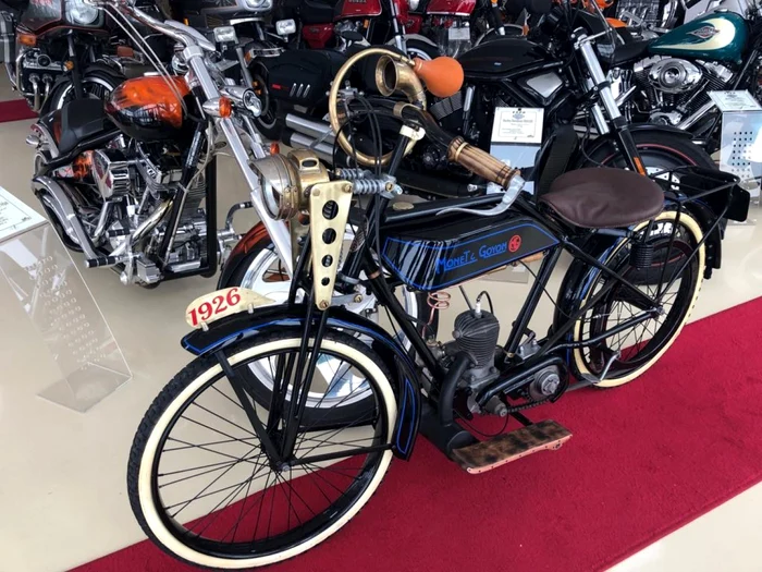 motocicleta de 100 de ani