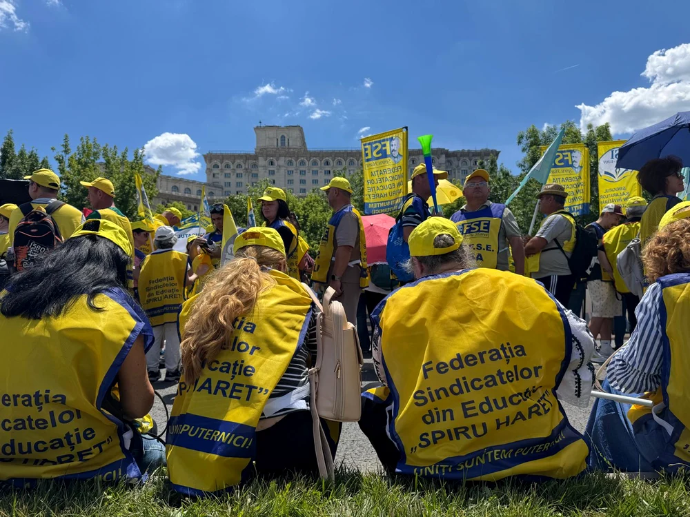 Profesorii au ajuns în fața Parlamentului la finalul marșului de protest. FOTO: Alex Negrici