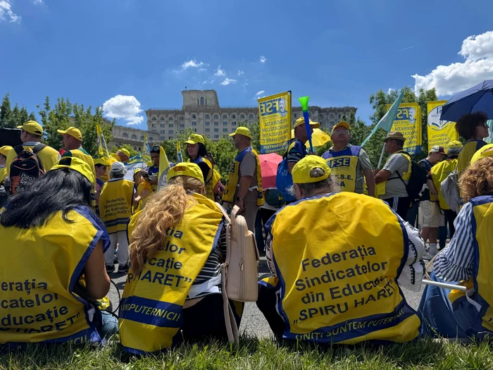 Profesorii au ajuns în fața Parlamentului la finalul marșului de protest. FOTO: Alex Negrici