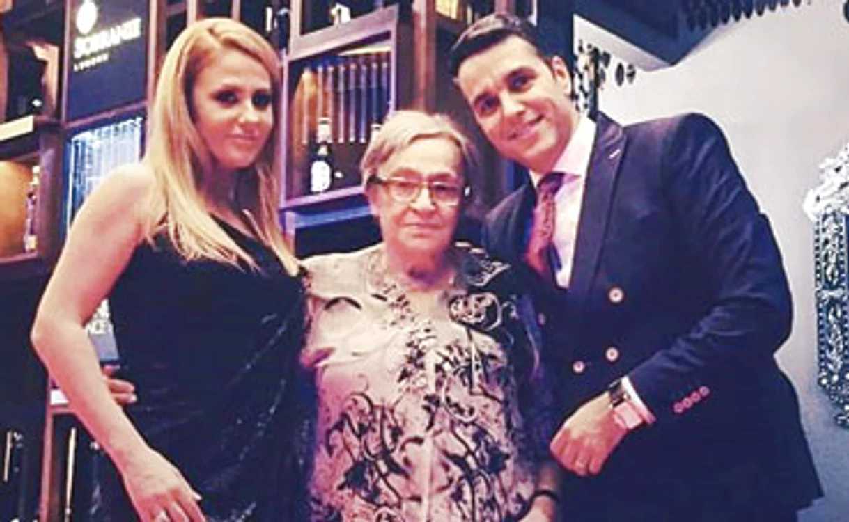 
    Paula, mama lui Gabriel Cotabiţă, aici alături de Cristi Brancu şi de soţia lui, invitaţi la nunta cântăreţuluifoto: facebook  