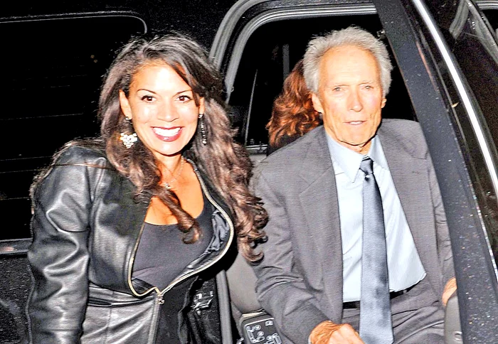 2010. Dina Eastwood şi Clint mimau că formează un cuplu perfect, chiar dacă mariajul lor scârţâia serios