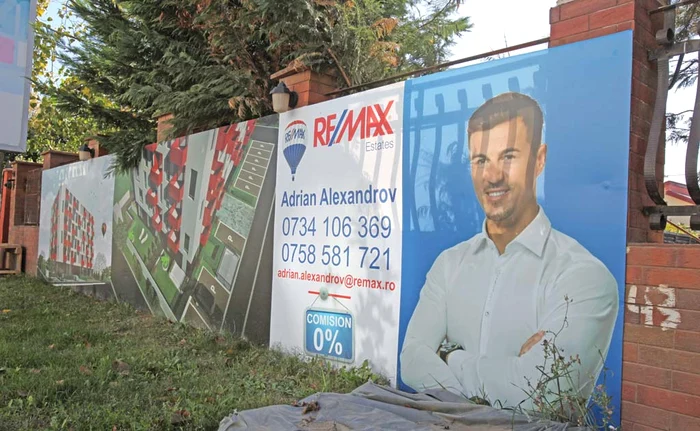
    Adrian Alexandrov apare într-un afiș de promovare a afacerii sale imobiliare    