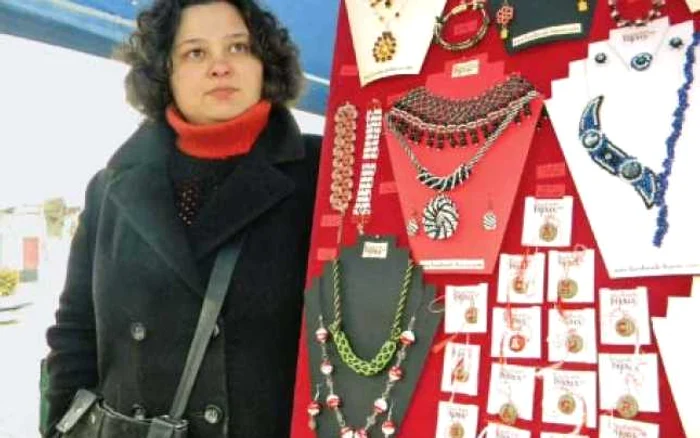 Andreea Niculescu vinde în centrul Ploieştiului podoabe din mărgele şi os Foto: dana mihai