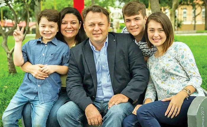 Dragoş, alături de soţia Melissa şi de copiii lui, Maria (21 de ani), Ion (16 ani) şi Darius (10 ani)