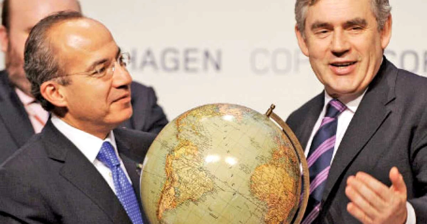 Felipe Calderon (stânga), a primit un glob pământesc de la premierul britanic, Gordon Brown