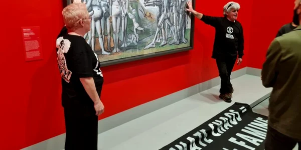 Australia Activişti de mediu şi au lipit mâinile pe un tablou de Picasso jpg