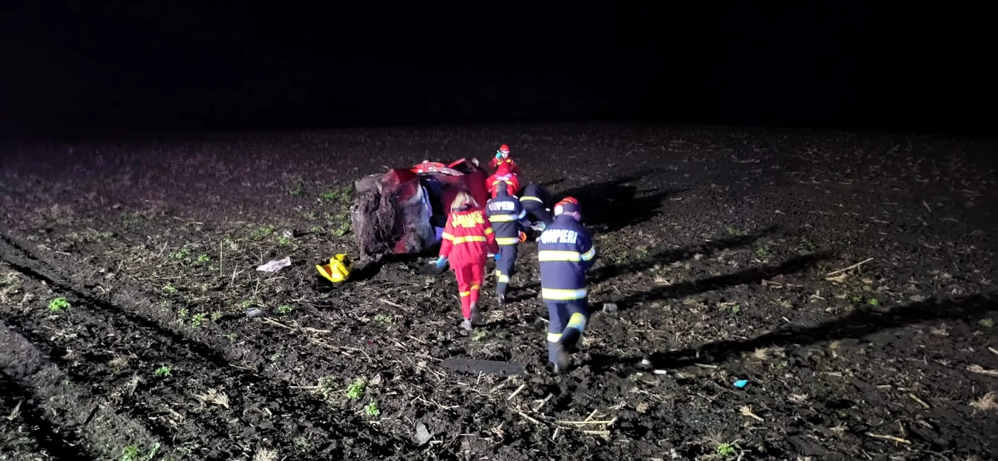 O mașină s-a răsturnat în câmp FOTO: ISU Galați 