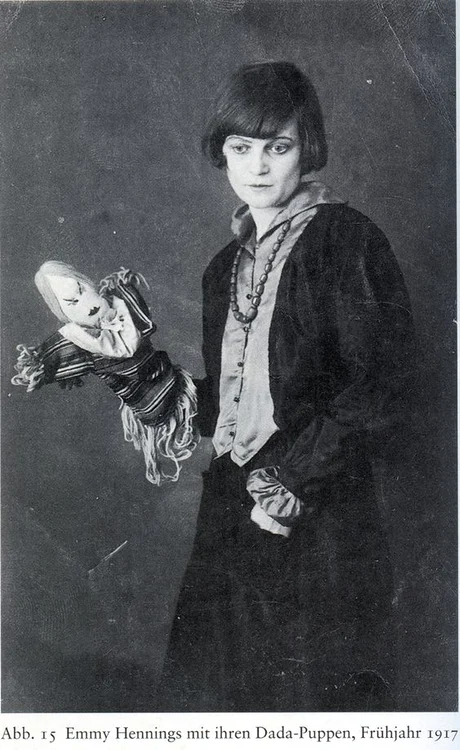 Emmy Hennings (1885, Flensburg, Imperiul German-1948, Elveia), cu o papua dada, fotografie din primavara lui 1917