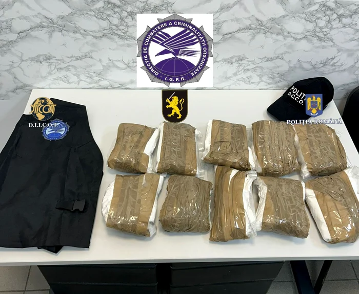 Traficantul avea numeroase pachete cu substanțe periculoase asupra sa FOTO DIICOT