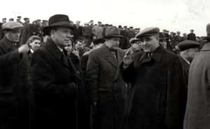 Mihail Roller (planul al doilea, cu ochelari), alături de Gheorghe
Gheorghiu-De, pe Aeroportul Băneasa, la întoarcerea la de Moscova, de la
funeraliile lui Stalin. FOTO Arhivele Nationale ale Romaniei si IICCMER